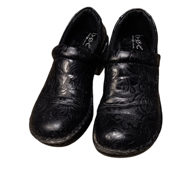 B.O.C. WOMEN'S SIZE 6 BLACK EMBOSSED LEATHER CLOGS. - Picture 6 of 6